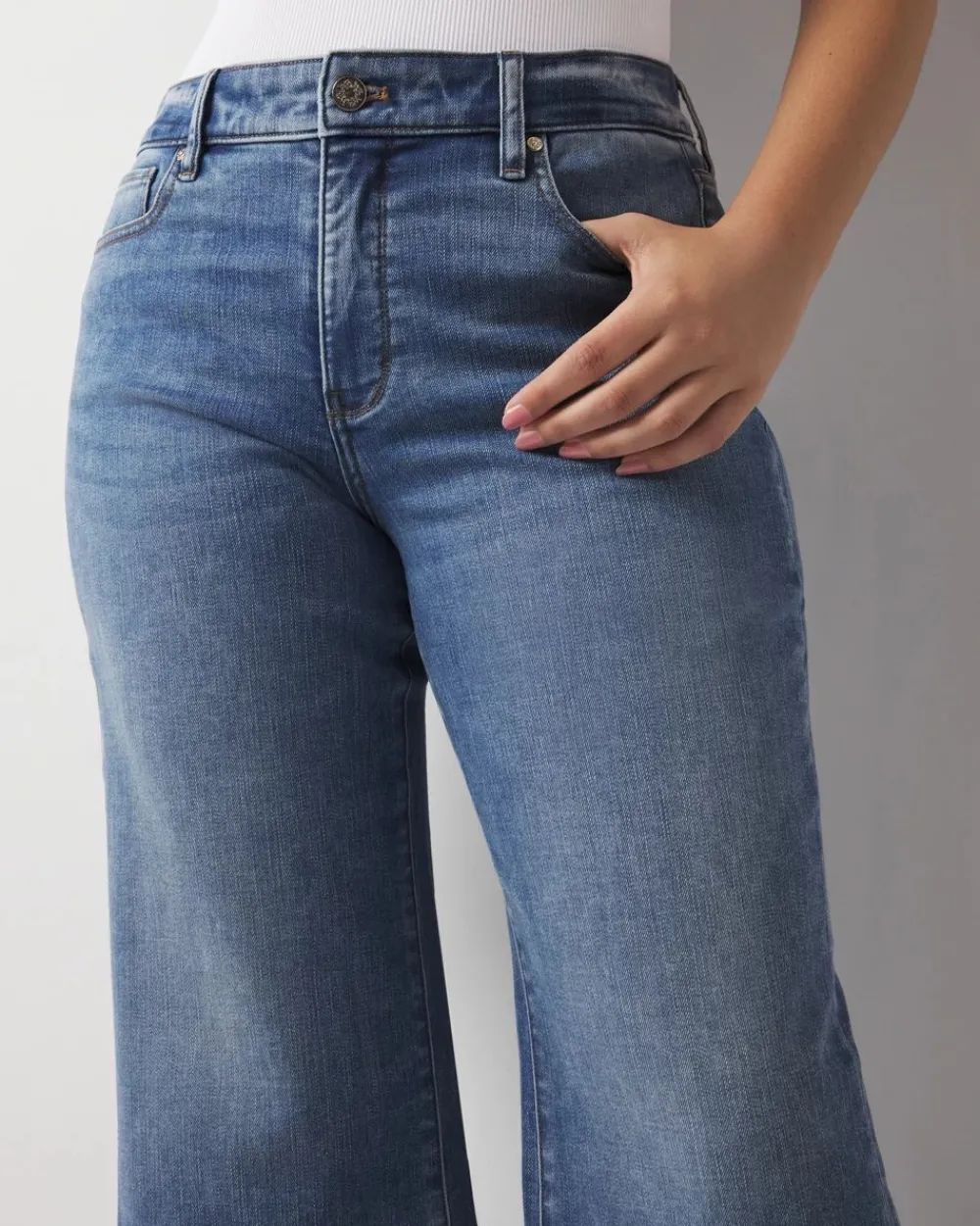 Curvy High-Rise Released Hem Wide Leg Cropped Jean*White House Black Market Sale